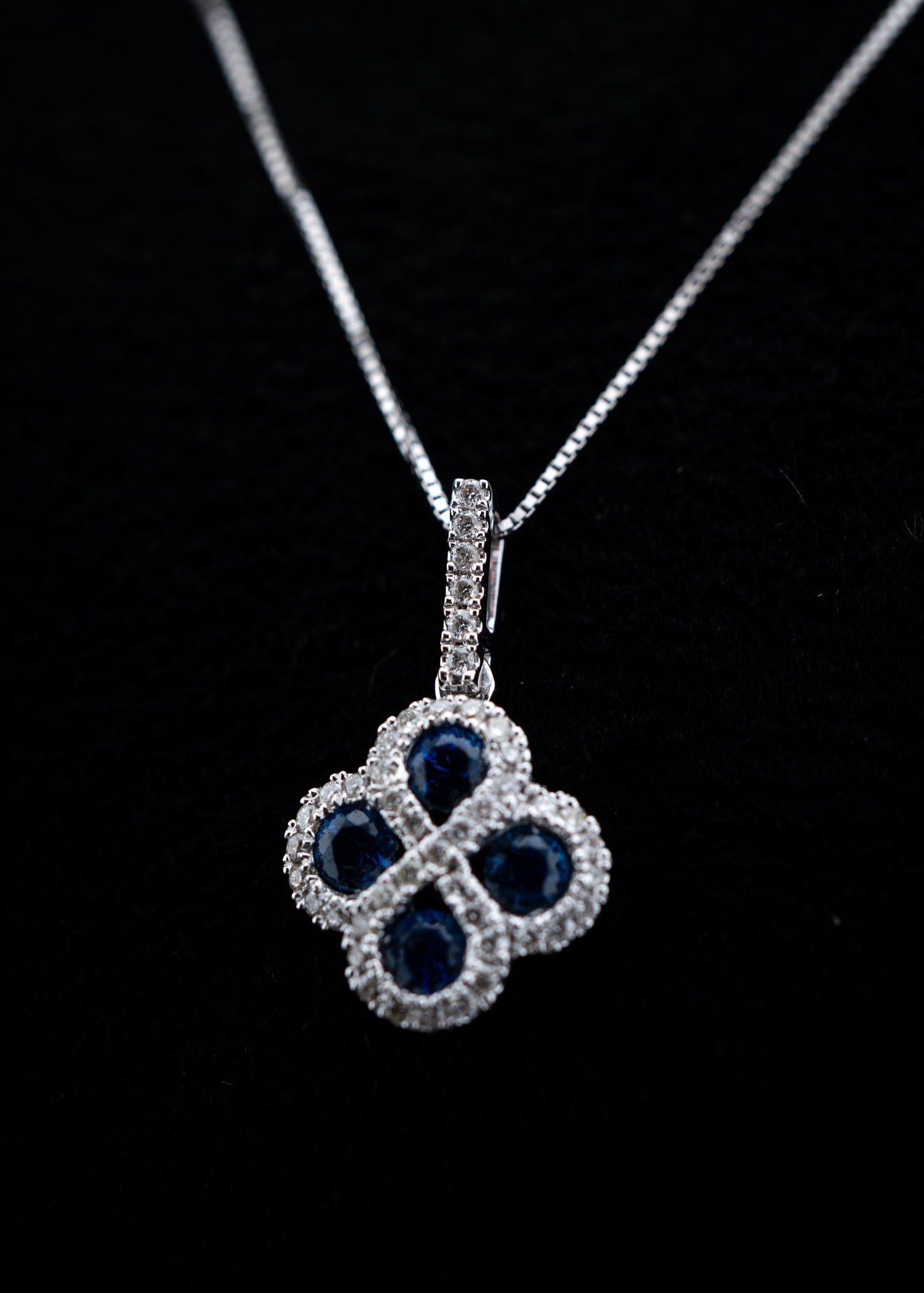 14K White Gold Blue Sapphire & Diamond Flower Motif Pendant Set – 0.25 CTW