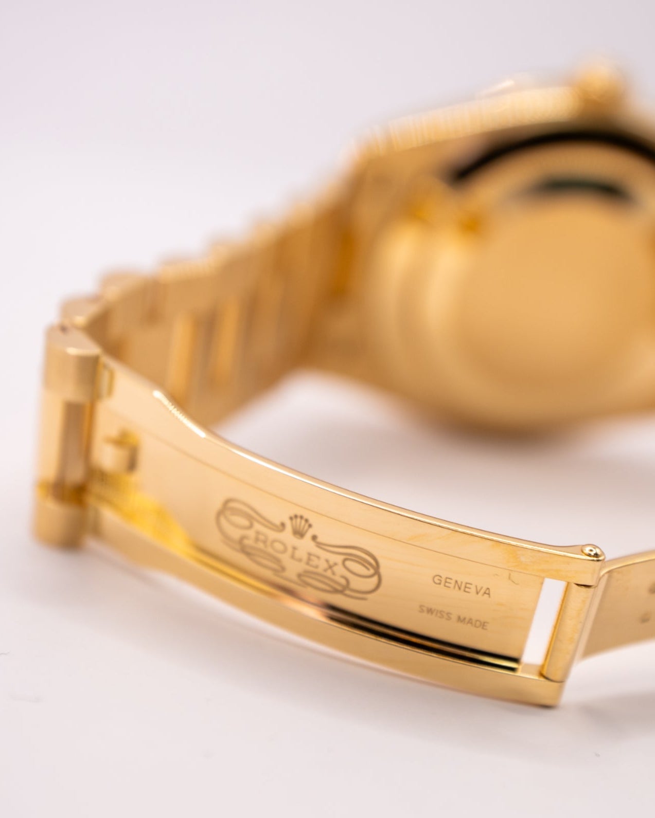 Rolex Day-Date 40 Ref. 228348RBR - Yellow Gold, Mother of Pearl Diamond Dial image 8
