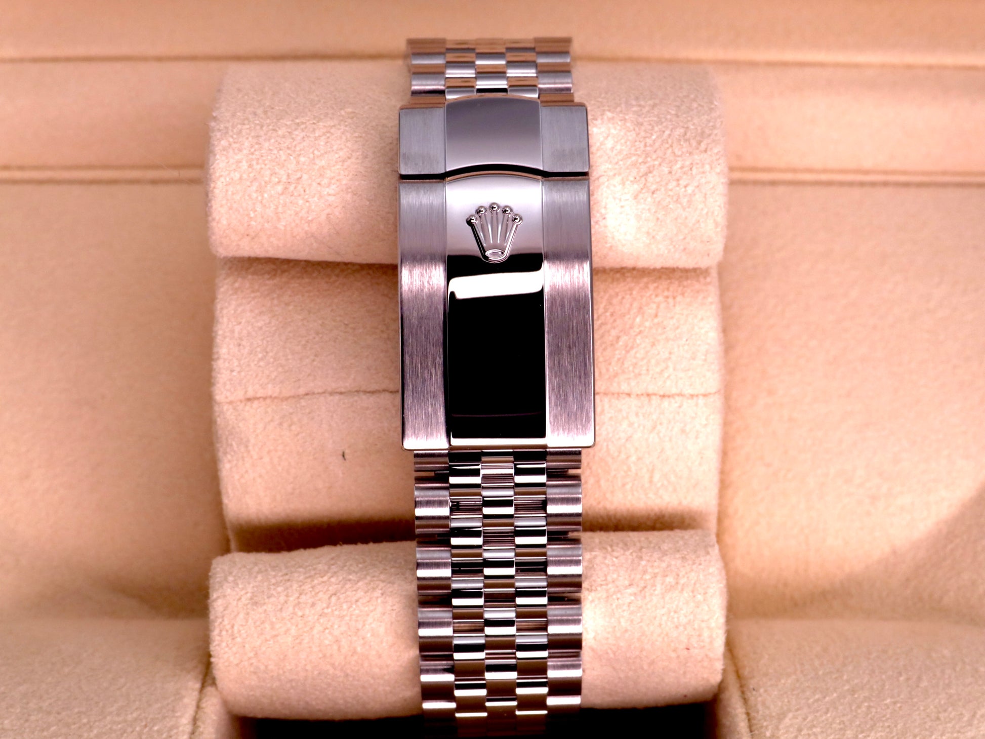 2024 Rolex Datejust 41 Ref. 126300 - Blue Dial, Smooth Bezel, Jubilee Bracelet image 4