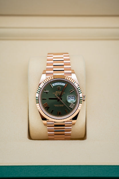 2023 Rolex Day-Date 40 – Olive Green Dial – 18K Rose Gold – Like New Complete Set (Ref. 228235)
