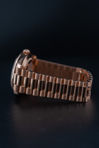 2023 Rolex Day-Date 40 – Olive Green Dial – 18K Rose Gold – Like New Complete Set (Ref. 228235)