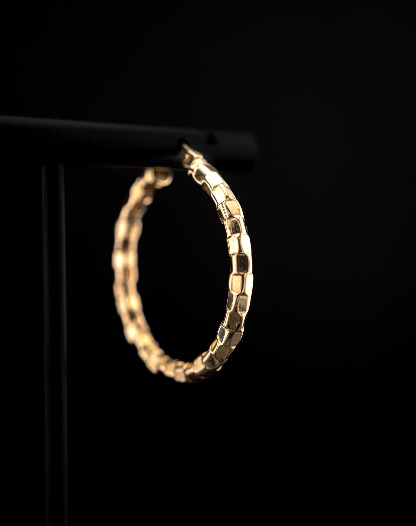 14K Yellow Gold Textured Hoop Earrings – 2.5g – Classic Polished Finish